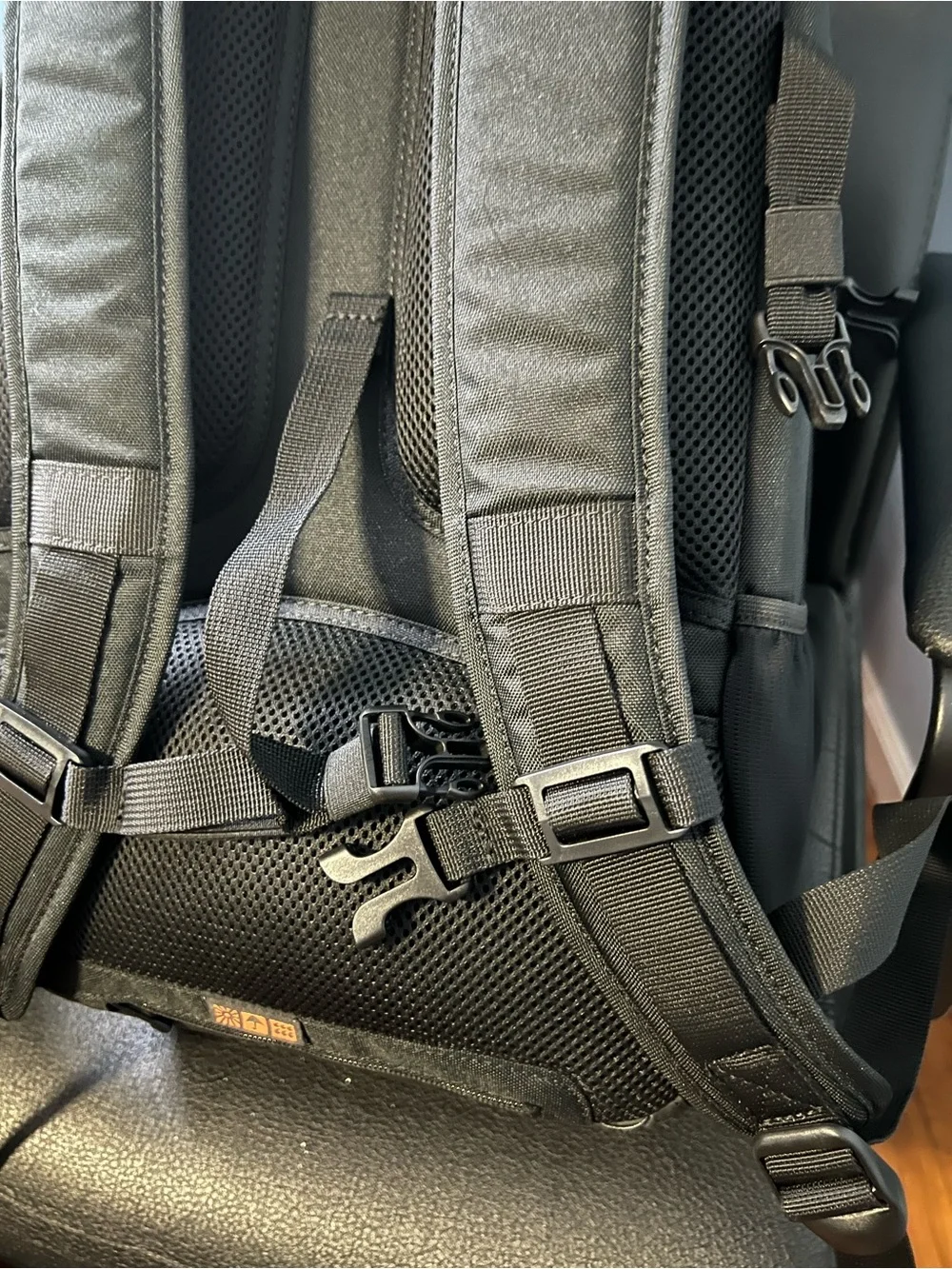 Slinger Alpine 200 Lightweight Compact Camera Backpack. Multiple Pockets. NWOT
